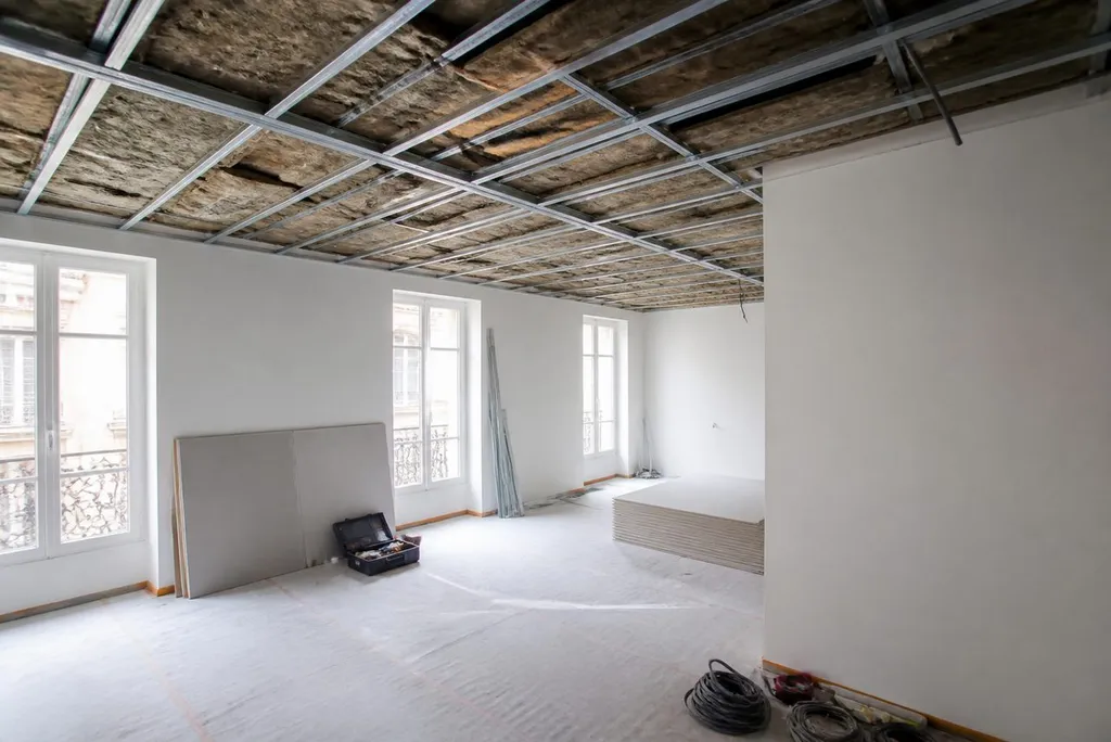 Isolation phonique du plafond : solutions, prix et limites à connaître